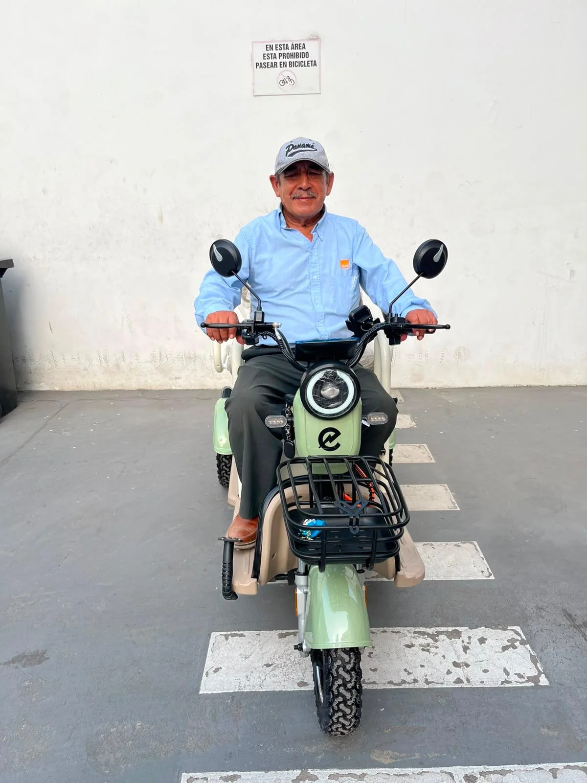 Cliente Dorcas con trimoto electrica color menta