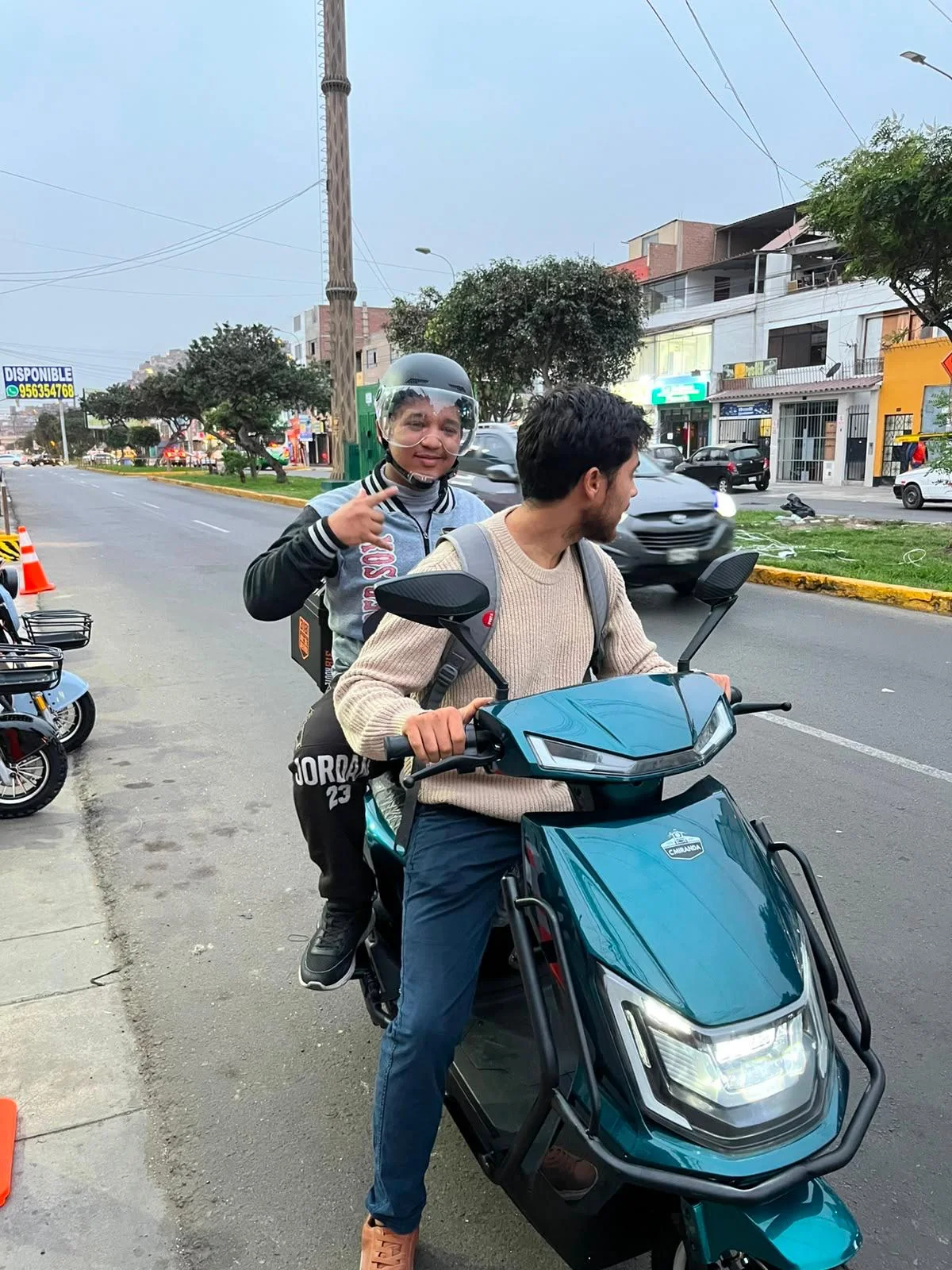 Clientes Dorcas en scooter electrico turquesa